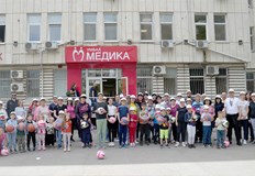 Децата получиха топки за игра по случай предстоящия 1 юниДесетки