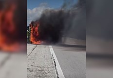 Движението при 45 ти километър в посока Бургас е ограниченоГорящ автобус