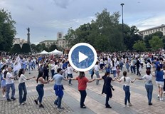 Хиляди русенци се хванаха на хорото пред ОбщинатаПлощадът пред Община