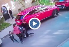 Инцидентът е заснет от охранителна камера а живеещите в района