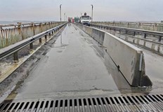 Движението остава двупосочно в платното към РумънияСтроители започнаха монтаж на