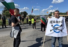 Протест за защита на лева затвори движението към РумънияГрупа от