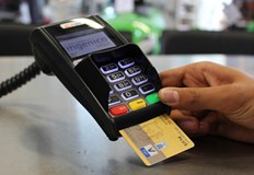 Мъжът използвал платежния инструмент за безконтактни плащания в различни магазиниСлужители