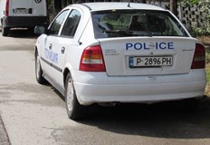 Криминалисти спипаха трима души взели пакета посред бял денОперативна група