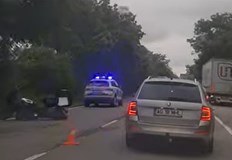 Трафикът се регулира от Пътна полиция преди разклона за ОбретеникВременно