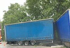 ТИР се завъртя на завой край село СмоляновциВременно е ограничено