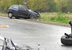 Шофьорът е с комоцио а спътничката му е с охлузни