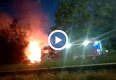 Пет екипа се бориха с пламъците временно затвориха пътя в