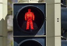 Възрастната жена и внучето й са пресичали на червен светофарАвтомобил