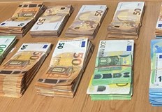 Недекларираната валута е открита при рутинна проверка на Митнически пункт