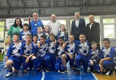 Футболната легенда игра с деца от ОУ Олимпи Панов в
