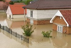 Водата достига два метра височина къщи и земеделски земи под