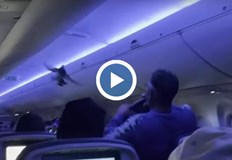 Екипажът и пътниците се опитаха да хванат птиците с якетаДва