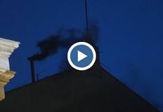 Първото гласуване в конклава завърши без избор на папаЧерен дим