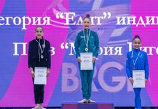 Европейската шампионка триумфира на обръч и топка добави и сребро