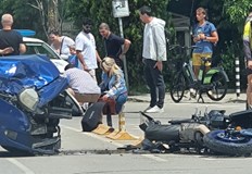 Движението в района е блокирано заради произшествиетоАвтомобил и мотоциклет са