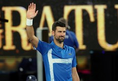 Ноле напомни за класата си на клей и не даде