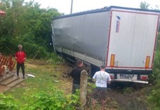 Шофьорът е загубил контрол на мокрия от дъжд асфалт край