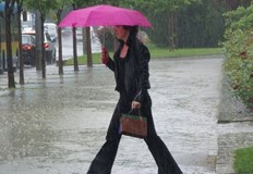 Неустойчиво време и бури ще се задържат над България почти