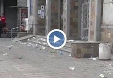 Гневните граждани хвърляха яйца и кисело мляко по сградата на