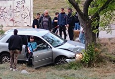 Автомобил помете контейнер и се заби в дърво в Дружба