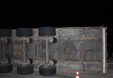 Шофьорът се размина без наранявания на остър завой в центъра