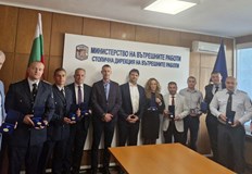 Наградените са част от над 300 служители на МВР отличени