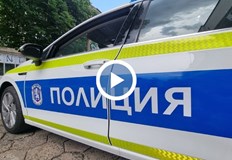 Младежи в черно са ритали жертвата пред погледите на чакащите