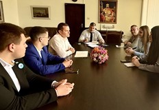 Гимназисти се срещнаха с кмета Пенчо МилковЧленове на Общинския консултативен