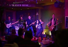 Виртуозният китарист Иван Сталев от John Steel се присъедини към