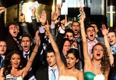 Най новият писък на модата е зрелостниците да карат скромна вечер