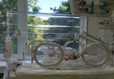 Медиците полагат денонощни грижи за недоносеното момченце родено в седмия