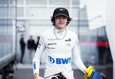 Българският пилот ще стартира от първа позиция в неделното състезаниеБългарският