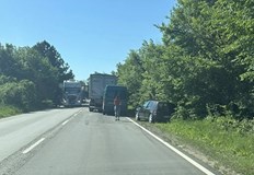 Мотористката е получила фрактура на ходилотоВерижна катастрофа с участието на