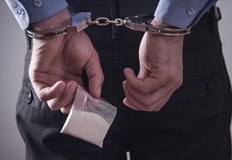 Мъжът предал доброволно дрогата и стъклена лула на служителите от