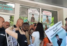 Близки на починалото 6 годишно дете протестираха пред частната клиника и