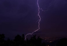 Бурята започна малко преди 22 30 часа светкавици раздират нощния небосводПроливен