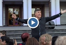 Певецът изпълни новата си песен Моя Бяла Популярният певец Веселин Маринов