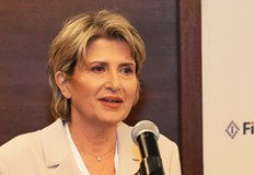 След двумесечен институционален блокаж легендарната стрелкиня зае официално поста за