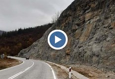 Аварийни екипи вадят тира който падна в 40 метрово дере край