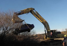 Лек автомобил Фолксваген се блъсна в селскостопанска машина на пътя