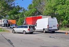 Един шофьор е откаран в болница движението е временно затрудненоВерижна