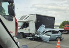 Движението към София се осъществява само в аварийната лентаСериозно пътнотранспортно