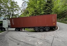Тежкотоварният камион не успя да вземе остър завой и блокира