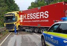 Движението е ограничено въведен е обходен маршрут през ДевенеТежкотоварен автомобил