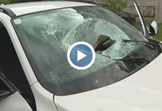 Нов автомобил купен преди девет дни остана смазан от скални