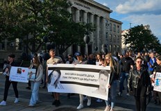 Роднини на Деница и Батуан пуснаха черни балони и поискаха