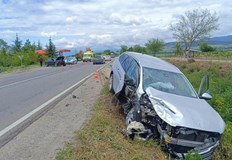 Два леки автомобила се удариха на пътя Казанлък – Стара