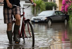 Спешна нощна акция спаси къщи от наводнение в СандровоИнтензивни валежи