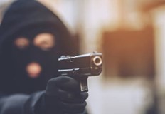 Полицията издирва нападателяМаскиран мъж откри стрелба малко преди полунощ по